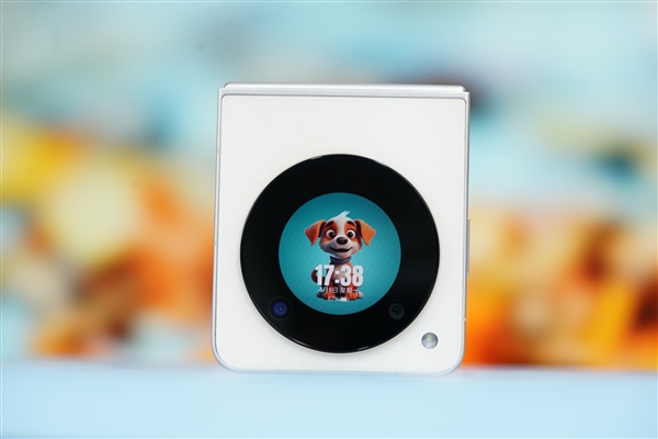 折疊屏手機僅2999元！努比亞Flip圖賞