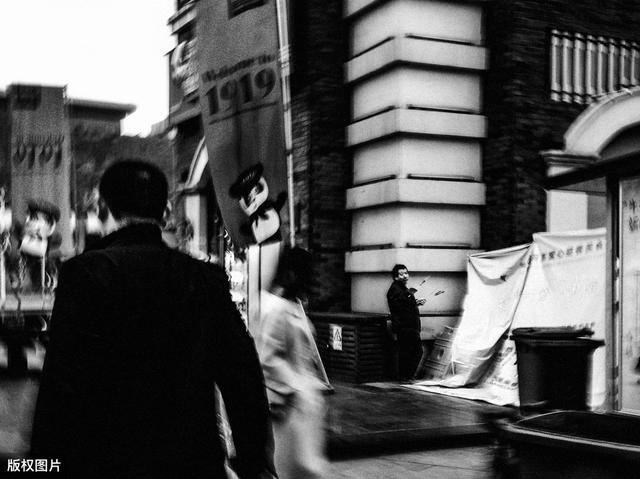 《八百萬種死法》 美麗女人接連死去，硬漢偵探對(duì)抗著城市的孤獨(dú)（美麗女人接連死去）(6)