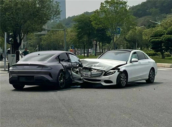 小米SU7上路首撞負全責(zé) 行車記錄儀視角公布：左轉(zhuǎn)未讓直行