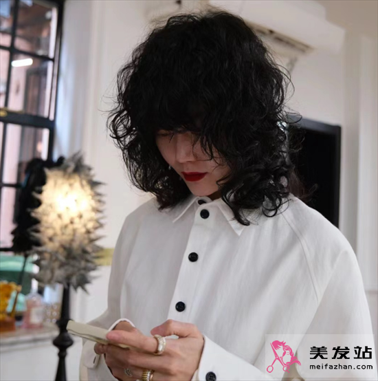 復古港風發(fā)型 性感女人味盡顯