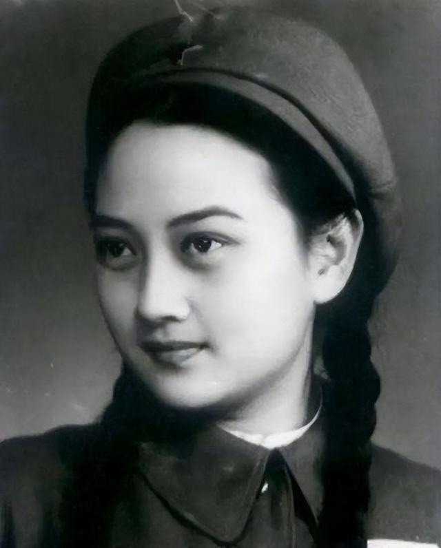王曉棠 上世紀(jì)家喻戶曉的女將軍，60后們的女神，如今卻少有人知（上世紀(jì)家喻戶曉的女將軍）(2)
