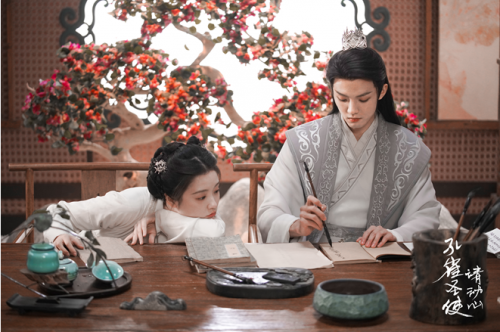 網(wǎng)劇《孔雀圣使請(qǐng)動(dòng)心》今日開(kāi)播，周峻緯張楚寒演繹雙世甜愛(ài)