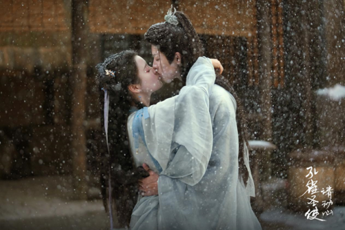 網(wǎng)劇《孔雀圣使請(qǐng)動(dòng)心》今日開(kāi)播，周峻緯張楚寒演繹雙世甜愛(ài)