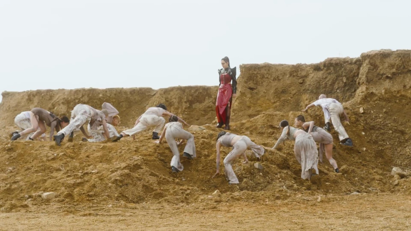 《星刃》與女歌手BIBI聯(lián)動(dòng)MV幕后 妝扮造型大贊