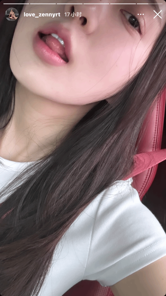《星刃》女主體模更新美照：保時(shí)捷車(chē)中自拍 表情誘人