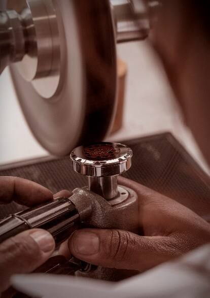 Chopard蕭邦全球品牌大使朱一龍參觀品牌工坊，探秘卓越匠藝與至臻美學(xué)