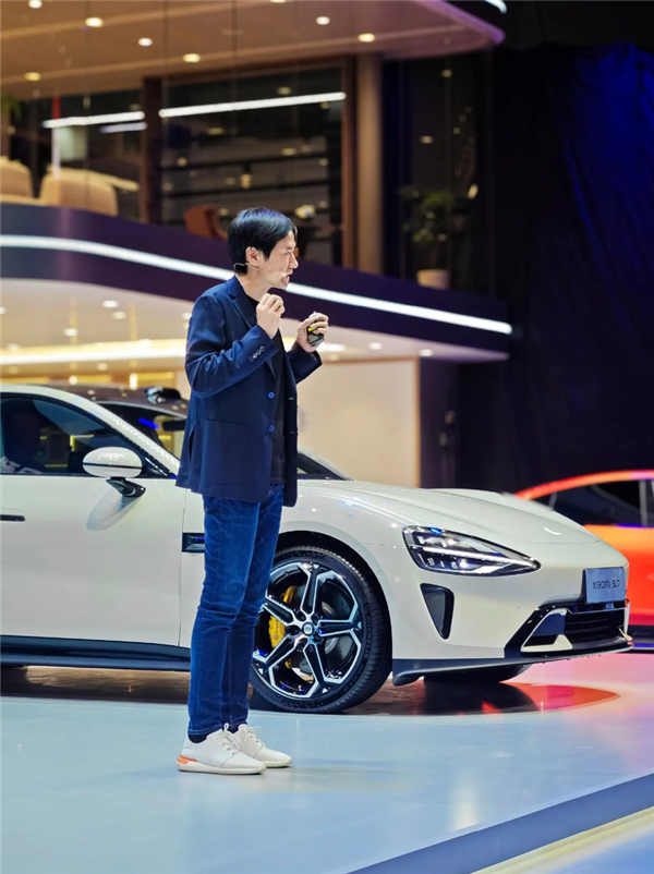 排面拉滿！北京車(chē)展大門(mén)橫幅就是小米SU7