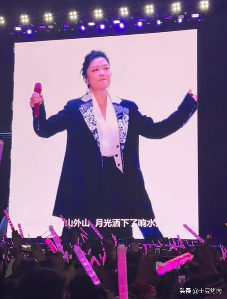 鳳凰傳奇演唱會全場大合唱，山河圖臺下卻不唱了，網(wǎng)友：太好笑了 10