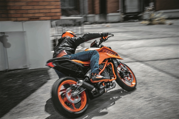 3萬9千8！全新KTM 390 DUKE上市：單缸四沖程可彈射起步