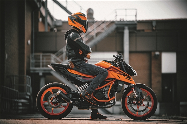 3萬9千8！全新KTM 390 DUKE上市：單缸四沖程可彈射起步