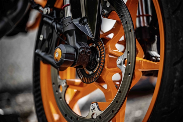 3萬9千8！全新KTM 390 DUKE上市：單缸四沖程可彈射起步