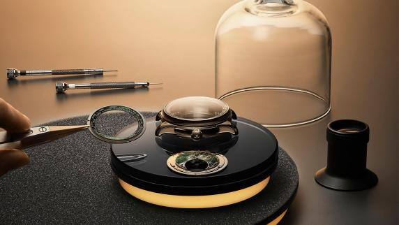 超卓傳統(tǒng)大師系列948型機(jī)芯世界時(shí)腕表煥新面世——綠色琺瑯表盤搭配玫瑰金表殼，搭載超卓復(fù)雜功能