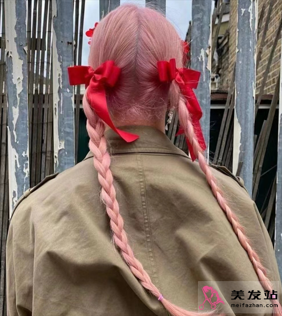 芭蕾風(fēng)絲帶發(fā)型 甜酷減齡不失個(gè)性