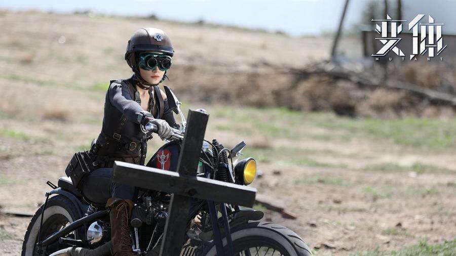 電影《變體》定檔5月25日，吳孟達(dá)電影絕唱，譚耀文打響人類與AI末日戰(zhàn)爭(zhēng)