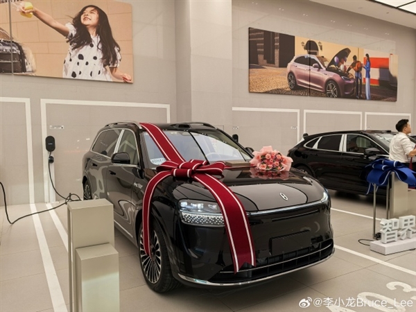 華為Mate之父李小龍喜提問界M9！網(wǎng)友點(diǎn)贊：應(yīng)該讓余董來交車