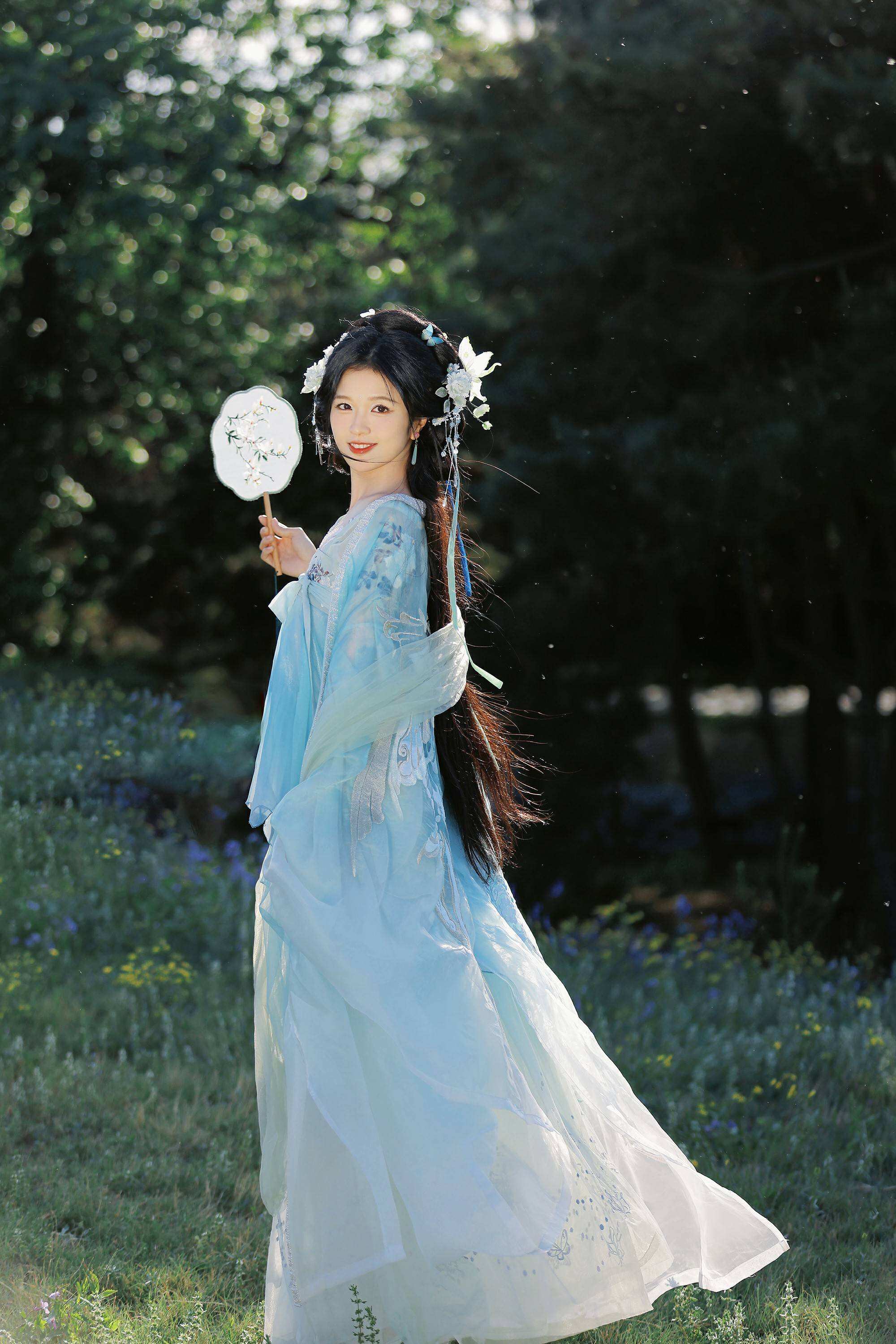 越南姐姐孫夏鈴古風(fēng)寫真?zhèn)涫芎迷u 網(wǎng)友呼吁快拍攝古裝劇