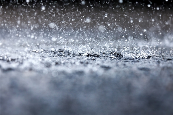 突現(xiàn)狂風(fēng)暴雨！北京連發(fā)雷電大風(fēng)冰雹三預(yù)警：10級(jí)大風(fēng) 冰雹在路上