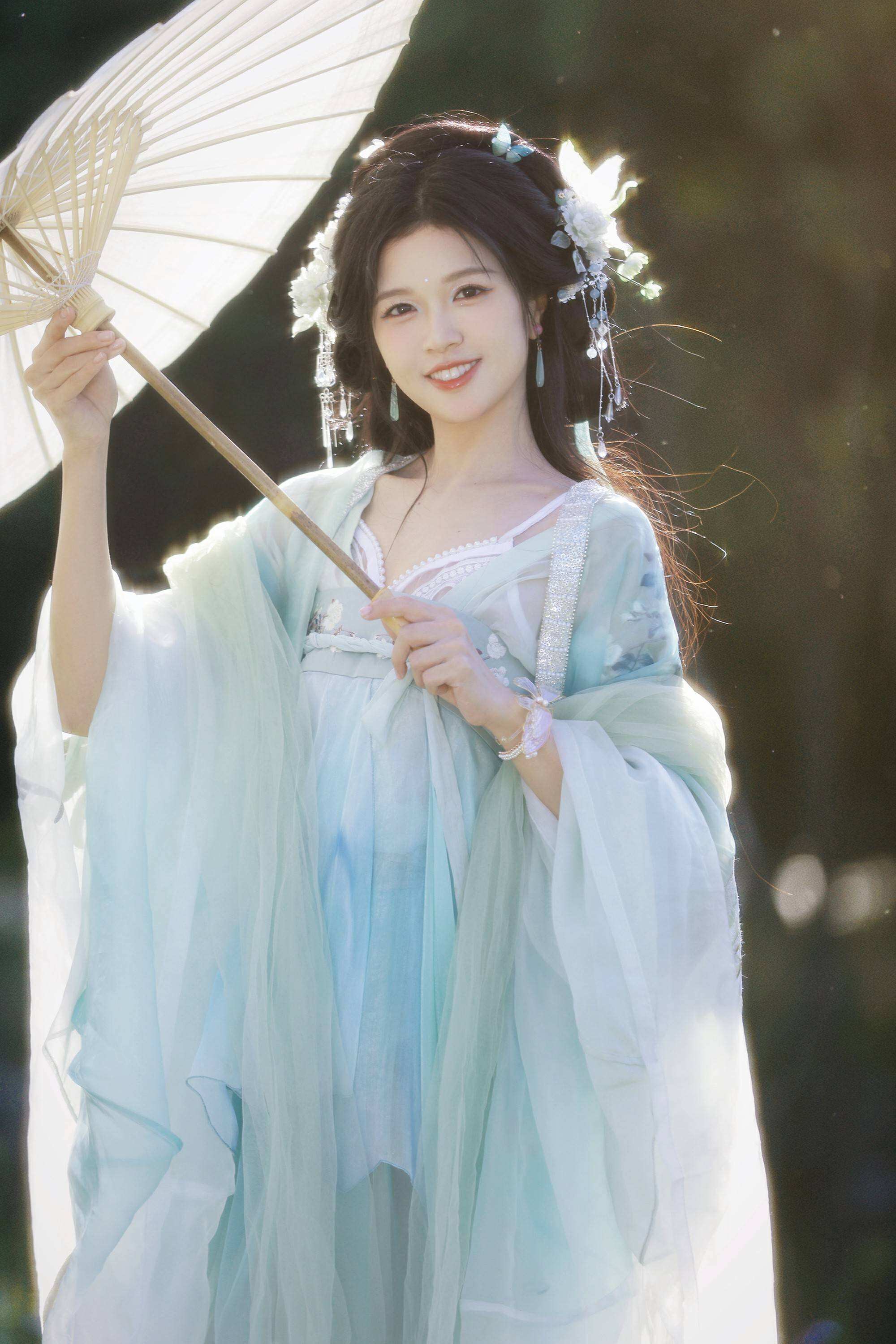 越南姐姐孫夏鈴古風(fēng)寫真?zhèn)涫芎迷u 網(wǎng)友呼吁快拍攝古裝劇