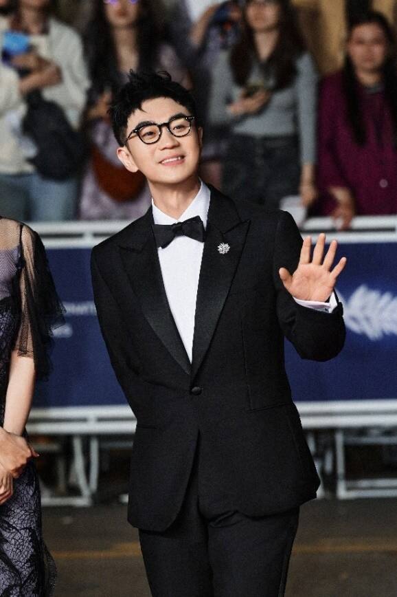 Chopard蕭邦-紅毯珠寶商 導(dǎo)演陳可辛，演員王傳君，導(dǎo)演、演員大鵬佩戴Chopard蕭邦珠寶腕表臻品 亮相第77屆戛納電影節(jié)《醬園弄》首映紅毯