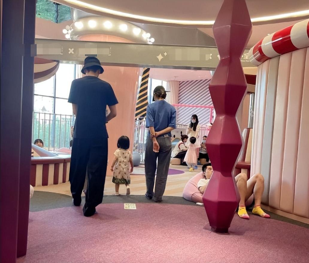 唐藝昕接女兒放學(xué)，張若昀4歲女兒近照 16