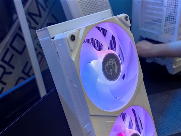 微星機電散新成果秀：優(yōu)雅堅固楓木、獨特雙層葉片