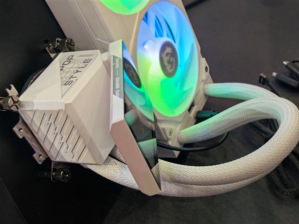 微星機電散新成果秀：優(yōu)雅堅固楓木、獨特雙層葉片