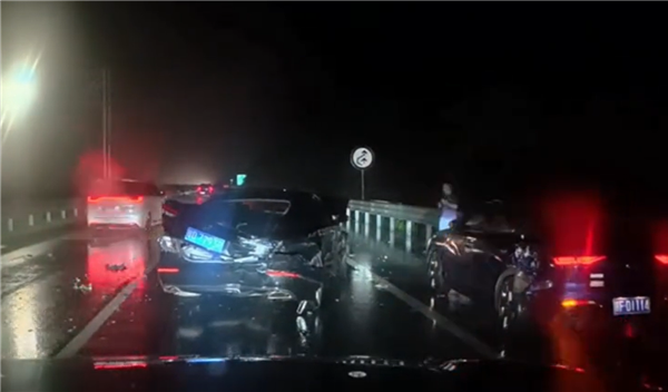 華為AEB立大功！問界雨夜高速過龍門架后緊急剎停：一身冷汗