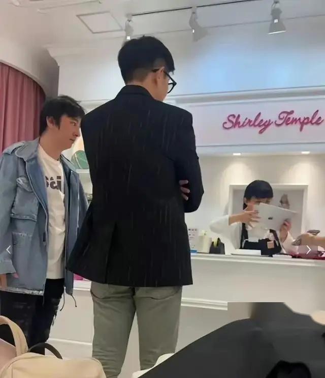 王思聰把ins頭像換成卡通圖案，并配文：“你爹來了 6