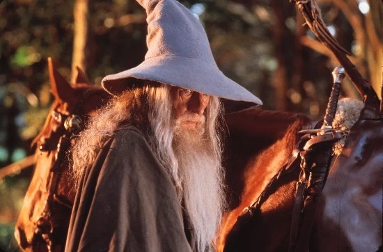 85歲甘道夫演員失足墜臺：當(dāng)時正在拍攝打斗戲