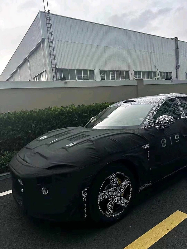 雷軍大殺招！小米汽車SUV路測(cè)諜照曝光：網(wǎng)友直呼法拉利Purosangue既視感