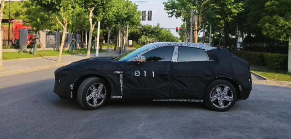 雷軍大殺招！小米汽車SUV路測(cè)諜照曝光：網(wǎng)友直呼法拉利Purosangue既視感