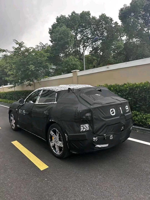 雷軍大殺招！小米汽車SUV路測(cè)諜照曝光：網(wǎng)友直呼法拉利Purosangue既視感