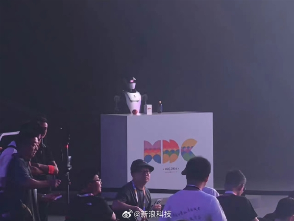 外形炫酷！人形機器人現(xiàn)身華為開發(fā)者大會