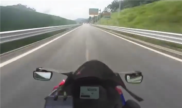 瘋狂！騎手150km/h闖高速收費(fèi)站：一己之力為禁摩做貢獻(xiàn)