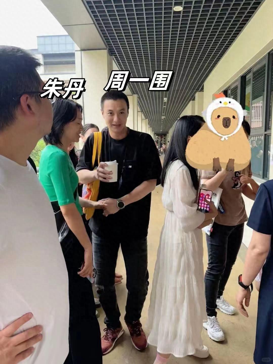朱丹周一圍帶女兒參加小學(xué)入學(xué)測試插圖1 2 朱丹周一圍帶女兒參加小學(xué)入學(xué)測試 2