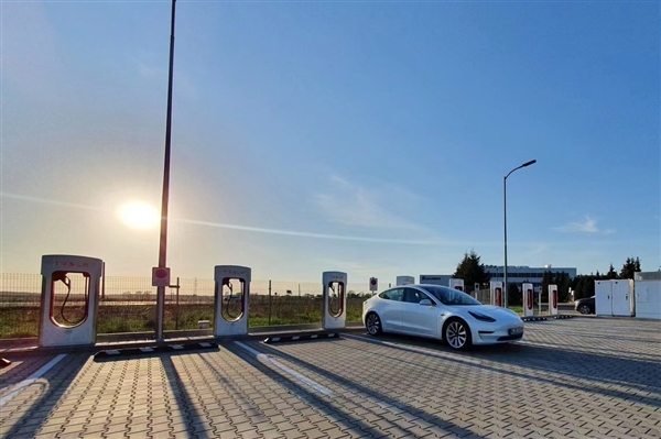 還充電焦慮嗎？全國充電樁正式突破1000萬根 一年暴增54%