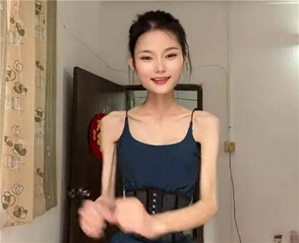 畫面太美！女子身高1米6體重50斤仍減肥 網(wǎng)友質(zhì)疑真實性：本人回應