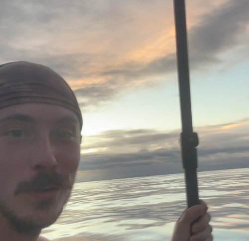 網(wǎng)紅辭職下海結(jié)果被困海中 這老哥要體驗(yàn)現(xiàn)實(shí)版海賊王