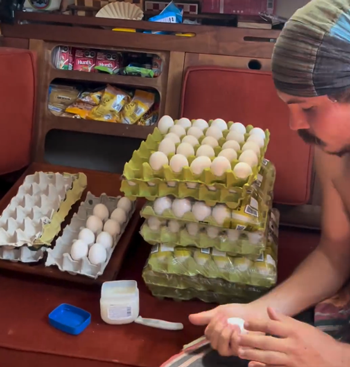 網(wǎng)紅辭職下海結(jié)果被困海中 這老哥要體驗(yàn)現(xiàn)實(shí)版海賊王