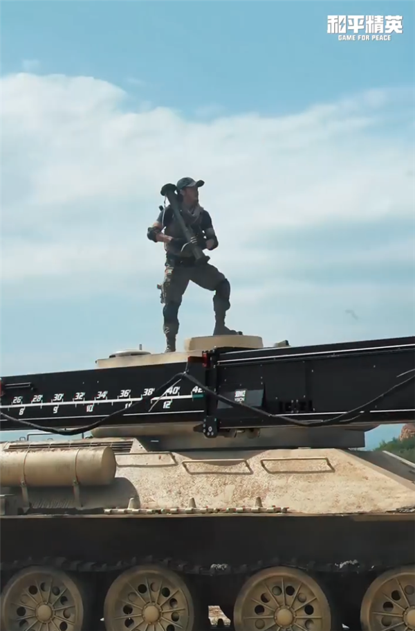 吳京為《和平精英》拍大片 手持RPG 網(wǎng)友：夢回《戰(zhàn)狼2》