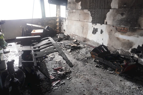 電動自行車鋰電池帶回家充電爆炸 夫妻凌晨遇險(xiǎn) 滅火器根本沒用