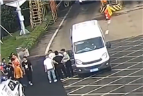 超員450%！6座車里硬塞33個人：司機駕照分一次性扣光