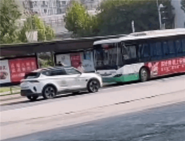 武漢街頭一蘿卜快跑無(wú)人車逼著公交車倒車 網(wǎng)友：整頓公交的一天