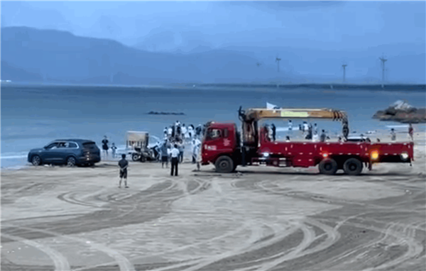 女子把問(wèn)界M7新車開(kāi)到海灘 結(jié)果陷車漲潮被淹成泡海車