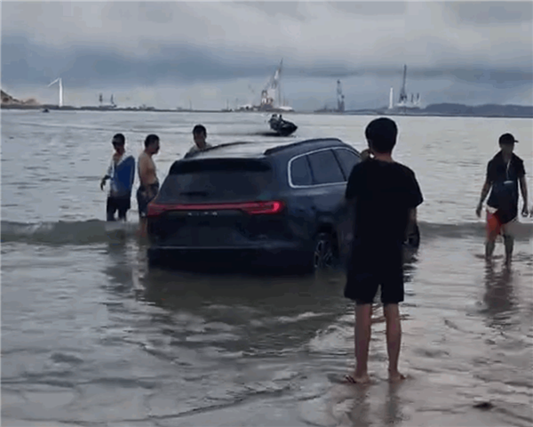 女子把問(wèn)界M7新車開(kāi)到海灘 結(jié)果陷車漲潮被淹成泡海車