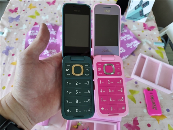 919元！HMD Barbie芭比聯(lián)名翻蓋機(jī)發(fā)布：粉色機(jī)身少女心爆棚