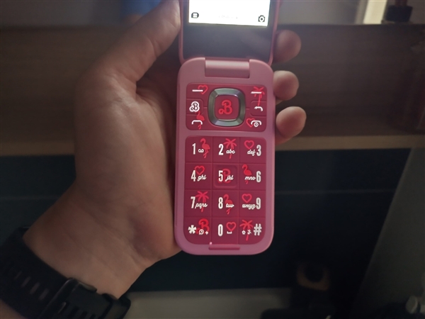 919元！HMD Barbie芭比聯(lián)名翻蓋機(jī)發(fā)布：粉色機(jī)身少女心爆棚