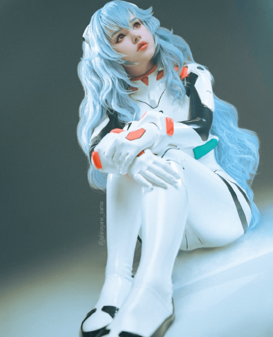 俄妹COS《EVA》綾波麗：緊身膠衣凸顯曼妙曲線