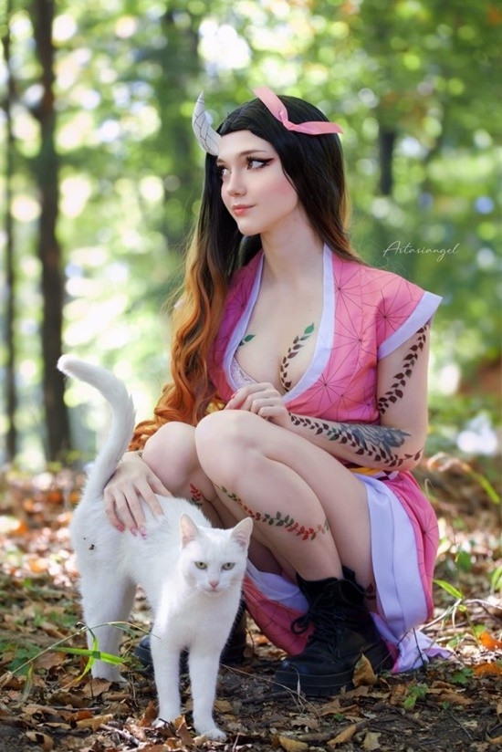 塞妹COS《鬼滅之刃》成年版禰豆子：深V長腿至極