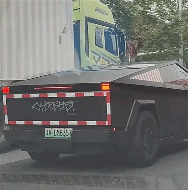國內唯一一臺上牌的特斯拉Cybertruck皮卡現(xiàn)身廣東：不銹鋼車身被改成黑色